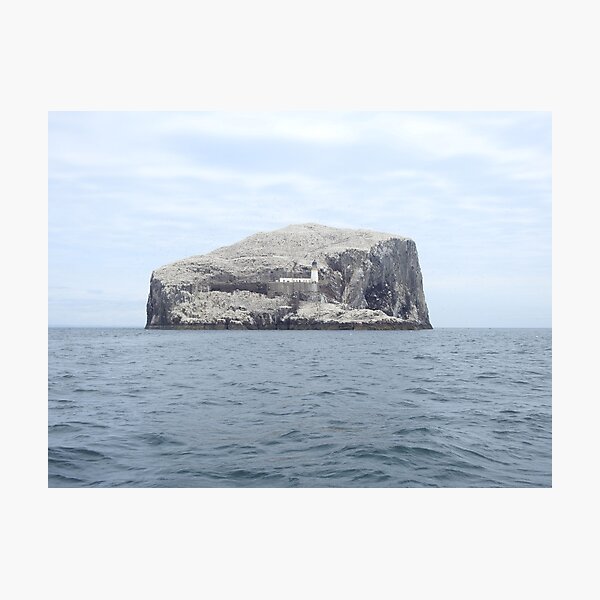 Aperçu de l'œuvre Vue de Bass Rock avec phare créée et vendue par TwistedClassics.