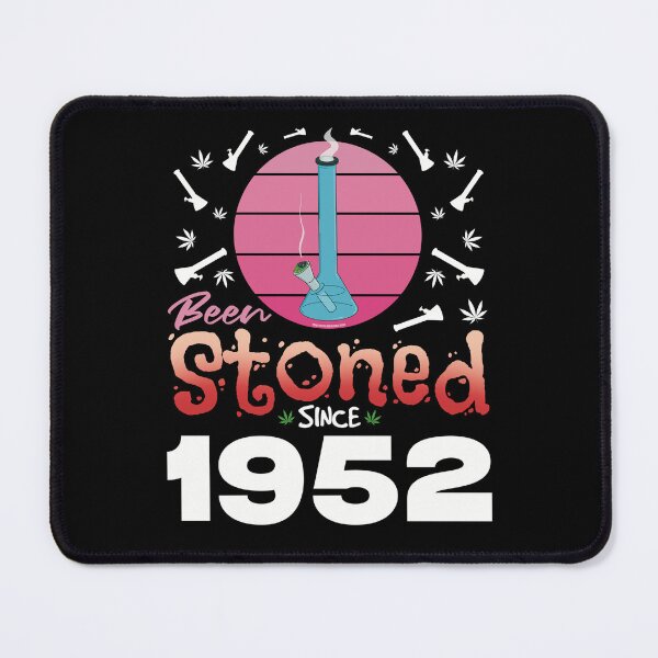 Artikelvorschau, Seit 1952 bekifft (Pink Retro Vintage Sonnenuntergang mit Bong) entworfen und verkauft von YomeHayin.