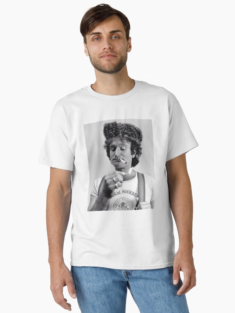 Aperçu 1 sur 7. T-shirt classique avec l'œuvre Rouge-gorge russe créée et vendue par gintrauma.