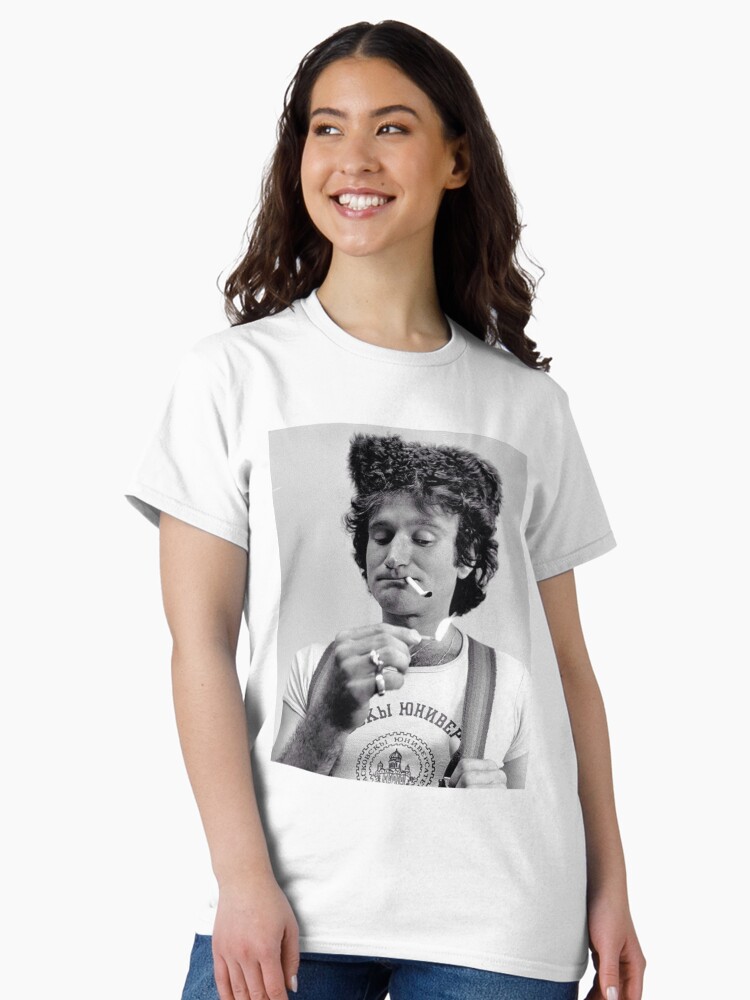 Aperçu 2 sur 7. T-shirt classique avec l'œuvre Rouge-gorge russe créée et vendue par gintrauma.