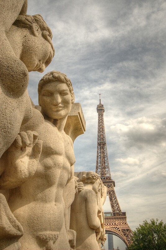 « ces statues de joue sont situées sur le Trocadéro. » par Craig