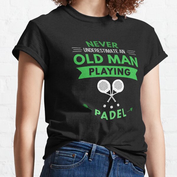 Nunca subestimes a un anciano jugando al pádel v2 Camiseta clásica