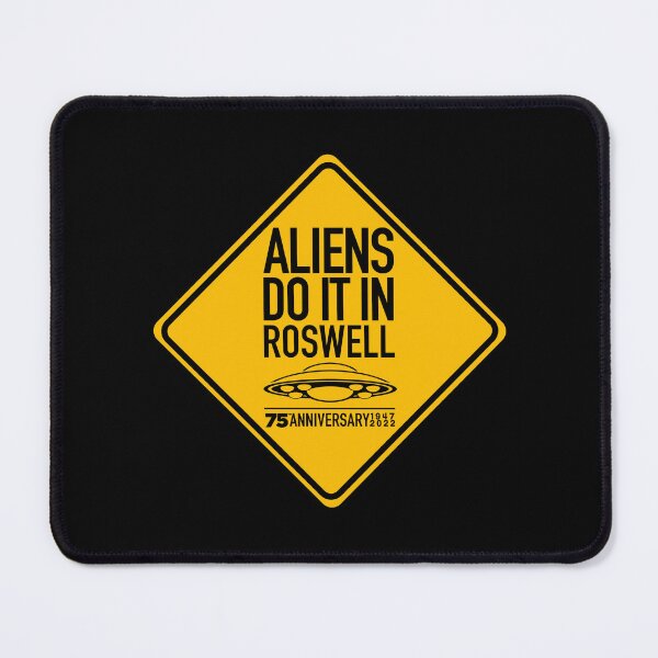 Aperçu de l'œuvre Panneau de signalisation du 75e anniversaire de Roswell Aliens Do It créée et vendue par DeadlyThreads.