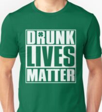 Camiseta ajustada Las vidas borrachas importan a San Patricio
