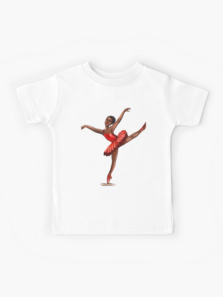 Camiseta niños «Ballet en zapatos de punta roja 4 - bailarina haciendo piruetas en tutú rojo y zapatos rojos - bailarina de piel marrón» de Artonmytee | Redbubble