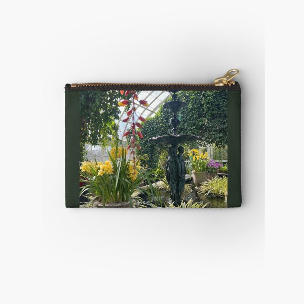 Artikelvorschau, Brunnen im Enid Haupt Conservatory, New York Botanical Gardens, NYC entworfen und verkauft von ExploreOutdoors.