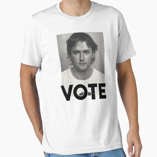 Vista previa del artículo con la obra «Vote Albanese [Diseño desgastado]», diseñado y vendido por politicalamity.