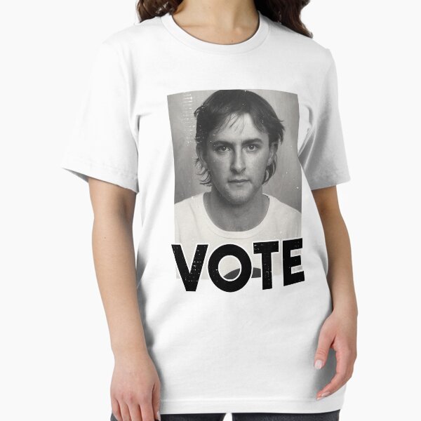 Vista previa del artículo con la obra «Vote Albanese [Diseño desgastado]», diseñado y vendido por politicalamity.