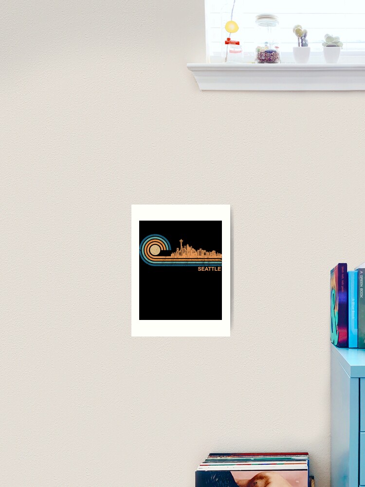 Thumbnail 2 von 3, Kunstdruck, Seattle Skyline Retro Seattle Fan Washington Skyline Seattle Gear designt und verkauft von DynamicDesign.