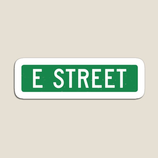 Artikelvorschau, E Street, Vintage-Straßenschild (Farbversion) Tri-Blend entworfen und verkauft von lorenkleins.