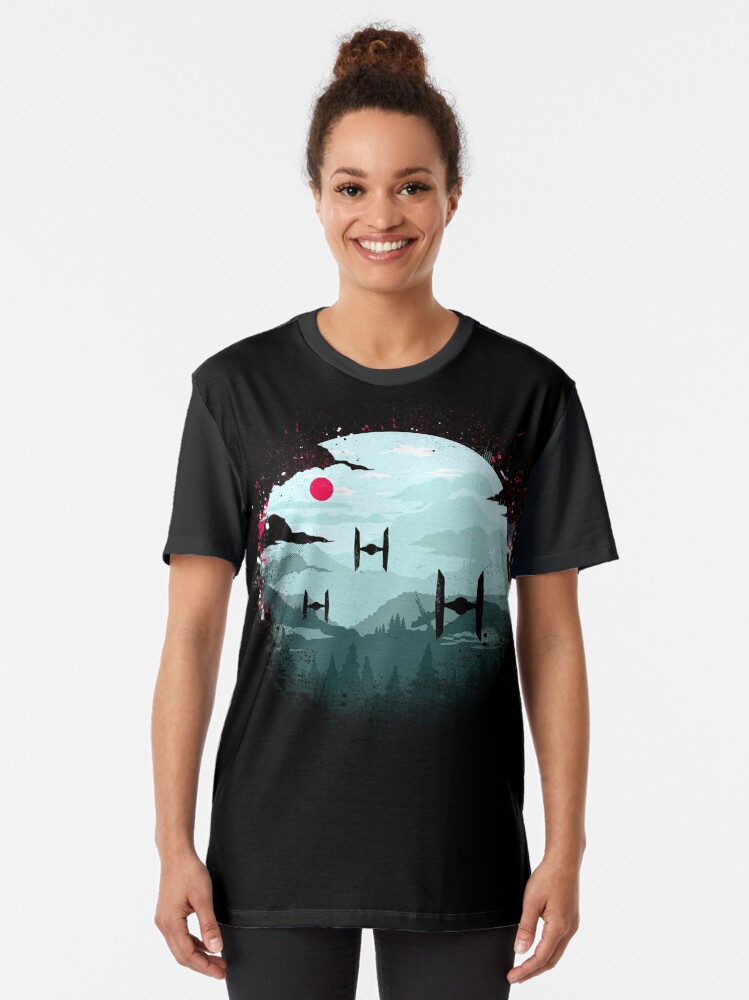 Imagen 2 de 5, Camiseta gráfica con la obra Cazas TIE al amanecer, diseñada y vendida por therocketman.