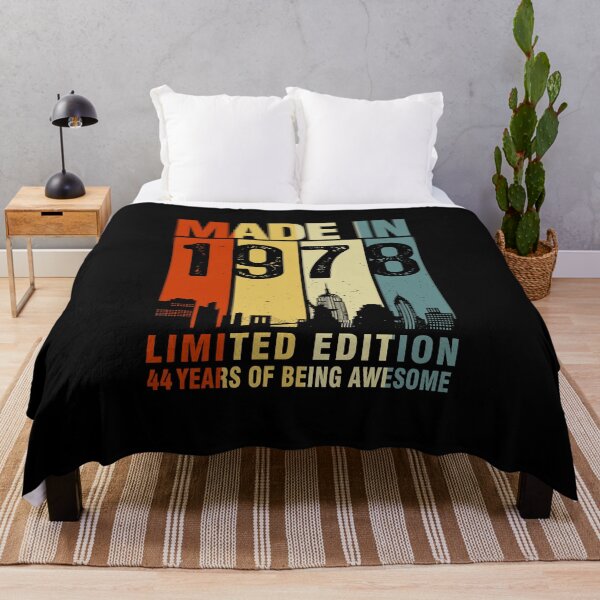 Artikelvorschau, Hergestellt in 1978 Limited Edition 44 Years Of Being Awesome entworfen und verkauft von AraJordeStore.