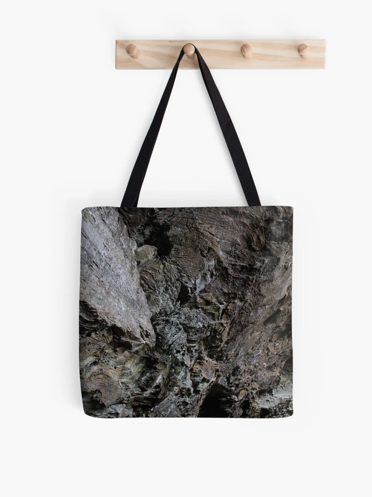 Aperçu 1 sur 2. Sac fourre-tout avec l'œuvre Portrait de roche créée et vendue par mattmangrease.
