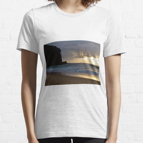 Redhead beach, Lake Macquarie at sunrise Essential T-Shirt