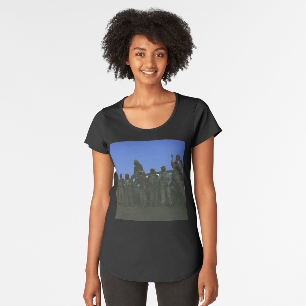 Vista previa del artículo con la obra «Camiseta premium de cuello ancho», diseñado y vendido por BattleTribe.