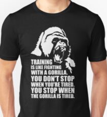 Training ist wie ein Gorilla zu kämpfen Slim Fit T-Shirt