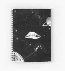 Cuaderno de espiral y sus labios son como el borde de la galaxia ...