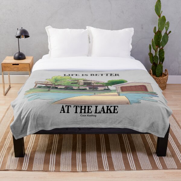 Aperçu de l'œuvre Casa Kushog - La vie est meilleure au bord du lac (texte noir) créée et vendue par RyannaDesigns.