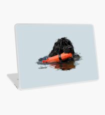 Vinilo para portátil Perro de agua portugués recuperando un parachoques naranja