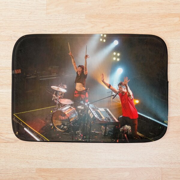 Artikelvorschau, Matt and Kim Concert Photo - 2019 entworfen und verkauft von Aperture Science.