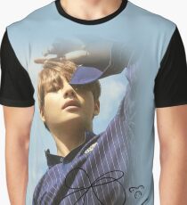 Camiseta gráfica V BTS con firma