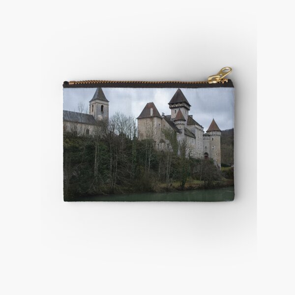 Aperçu de l'œuvre Le château de Cléron est un château du XIVe siècle situé sur la rivière Loue en Bourgogne-Franche-Comté. Journée d'hiver nuageuse. créée et vendue par Maurizio Fabbroni.