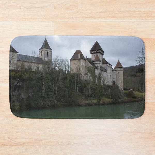 Aperçu de l'œuvre Le château de Cléron est un château du XIVe siècle situé sur la rivière Loue en Bourgogne-Franche-Comté. Journée d'hiver nuageuse. créée et vendue par Maurizio Fabbroni.
