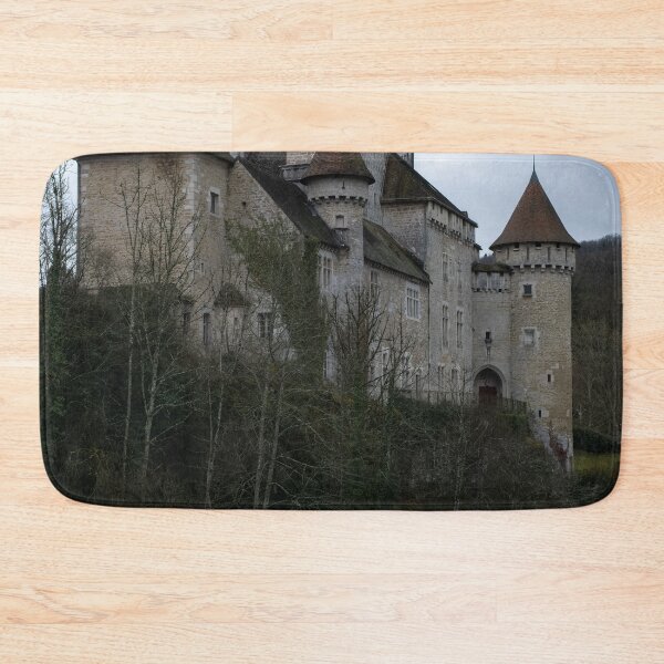 Aperçu de l'œuvre Le château de Cléron est un château du XIVe siècle situé sur la rivière Loue en Bourgogne-Franche-Comté. Journée d'hiver nuageuse. (vertical) créée et vendue par Maurizio Fabbroni.