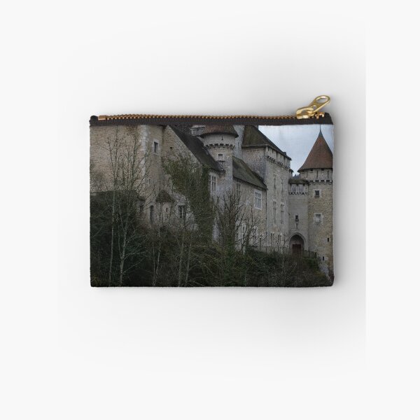 Aperçu de l'œuvre Le château de Cléron est un château du XIVe siècle situé sur la rivière Loue en Bourgogne-Franche-Comté. Journée d'hiver nuageuse. (vertical) créée et vendue par Maurizio Fabbroni.