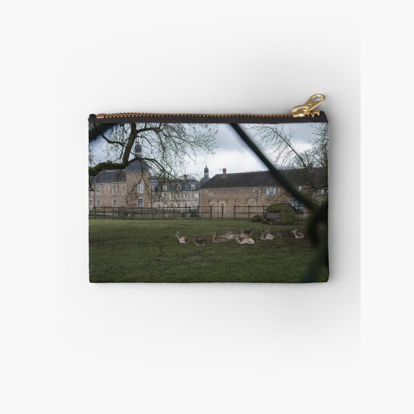 Aperçu de l'œuvre Le château de Pierre-de-Bresse est un château du XVIIe siècle situé en Bourgogne-Franche-Comté. Journée d'hiver nuageuse créée et vendue par Maurizio Fabbroni.