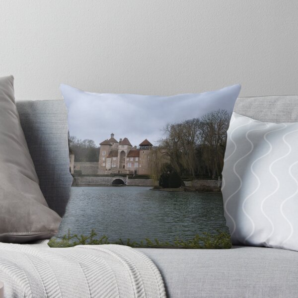Aperçu de l'œuvre Le château de Sercy est un château du XIIe siècle situé en Bourgogne-Franche-Comté. Journée d'hiver nuageuse créée et vendue par Maurizio Fabbroni.