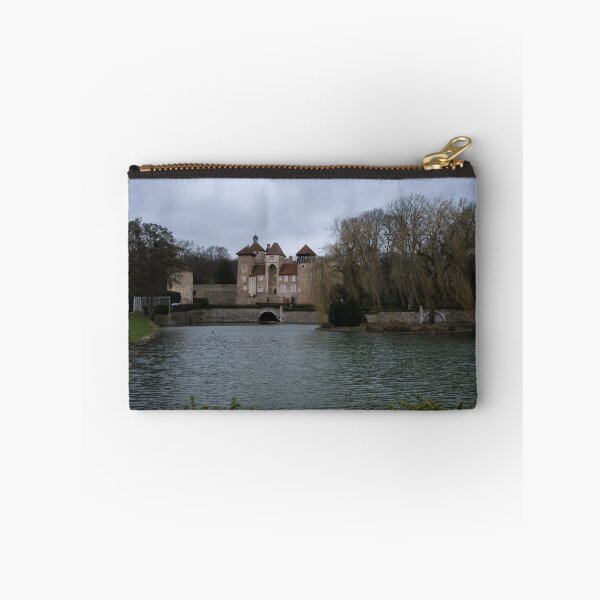 Aperçu de l'œuvre Le château de Sercy est un château du XIIe siècle situé en Bourgogne-Franche-Comté. Journée d'hiver nuageuse créée et vendue par Maurizio Fabbroni.