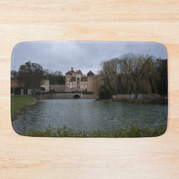 Aperçu de l'œuvre Le château de Sercy est un château du XIIe siècle situé en Bourgogne-Franche-Comté. Journée d'hiver nuageuse créée et vendue par Maurizio Fabbroni.