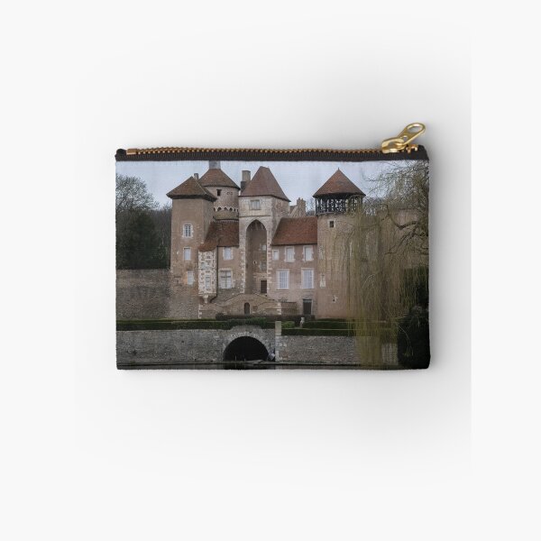 Aperçu de l'œuvre Le château de Sercy est un château du XIIe siècle situé en Bourgogne-Franche-Comté. Journée d'hiver nuageuse créée et vendue par Maurizio Fabbroni.