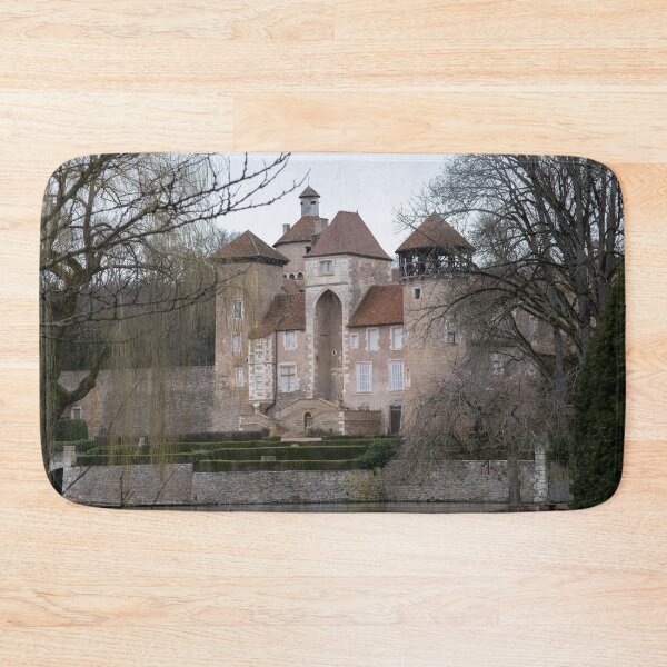 Aperçu de l'œuvre Le château de Sercy est un château du XIIe siècle situé en Bourgogne-Franche-Comté. Journée d'hiver nuageuse créée et vendue par Maurizio Fabbroni.
