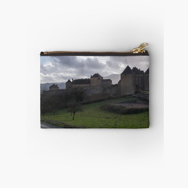 Aperçu de l'œuvre La forteresse de Berze-le-Chatel est un château du Xe siècle en Bourgogne-Franche-Comté. Journée d'hiver nuageuse créée et vendue par Maurizio Fabbroni.
