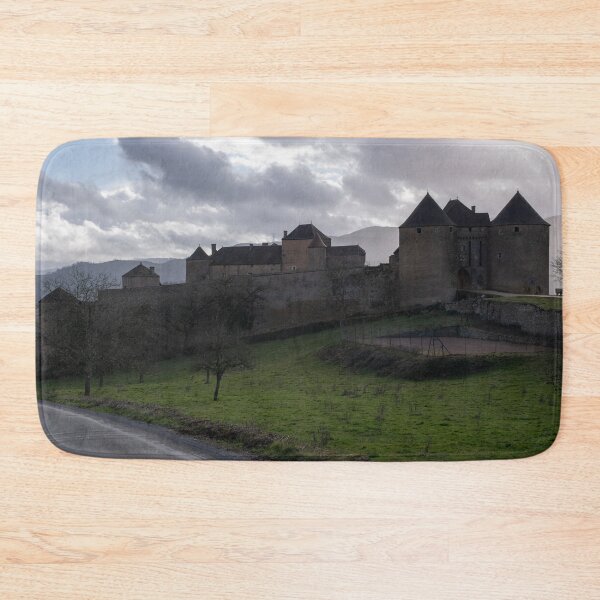 Aperçu de l'œuvre La forteresse de Berze-le-Chatel est un château du Xe siècle en Bourgogne-Franche-Comté. Journée d'hiver nuageuse créée et vendue par Maurizio Fabbroni.