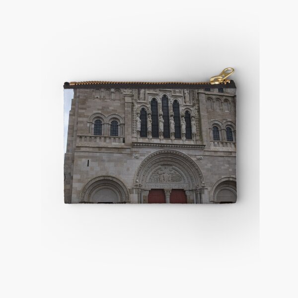 Aperçu de l'œuvre L'abbaye de Vézelay est un monastère bénédictin et clunisien situé en Bourgogne-Franche-Comté. Journée d'hiver nuageuse. (vertical) créée et vendue par Maurizio Fabbroni.