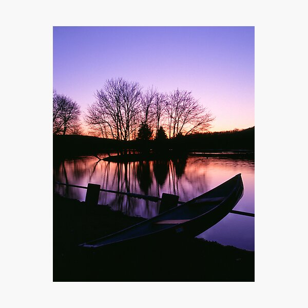 Aperçu de l'œuvre Moored Canoe by a Twilight Lake créée et vendue par Michael Mill.