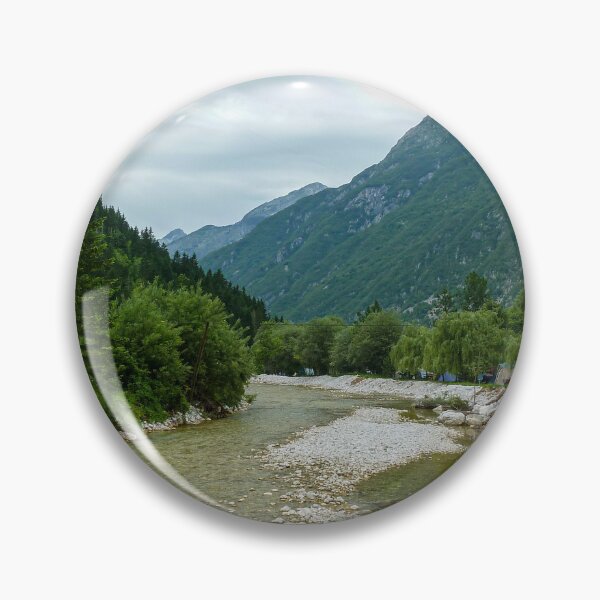 Artikelvorschau, The Soca River flowing through the Trenta Valley from the Julian Alps, near Tolmin, Slovenia entworfen und verkauft von SnapTPhotograph.