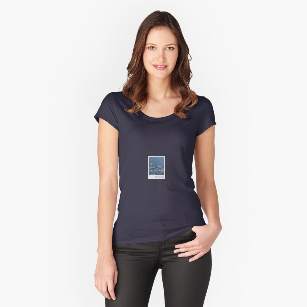 Vista previa del artículo con la obra «Camiseta entallada de cuello ancho», diseñado y vendido por pripple.