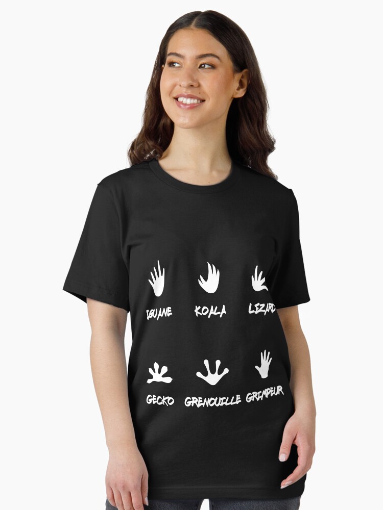 Aperçu 1 sur 7. T-shirt essentiel avec l'œuvre Empreintes sauvages créée et vendue par M1D33L.