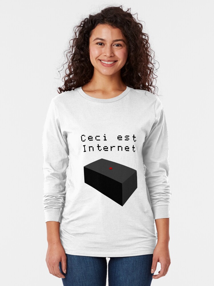 Aperçu 2 sur 5. T-shirt manches longues avec l'œuvre Ceci est Internet créée et vendue par M1D33L.