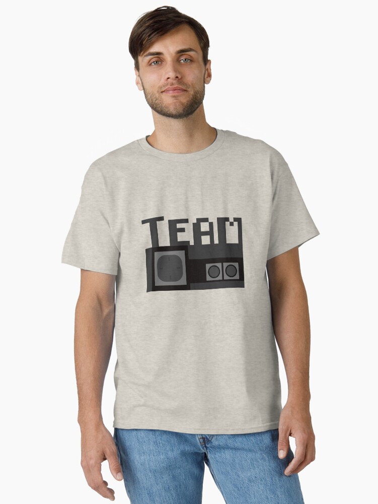 Aperçu 1 sur 7. T-shirt classique avec l'œuvre Team Master System créée et vendue par M1D33L.