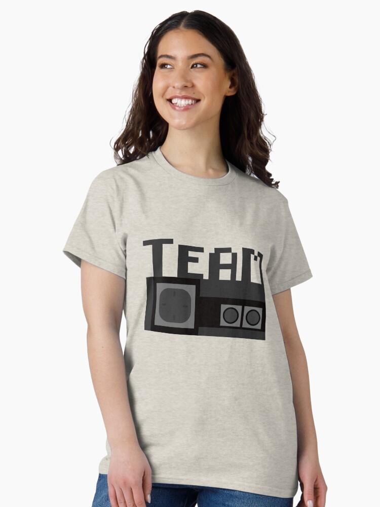 Aperçu 2 sur 7. T-shirt classique avec l'œuvre Team Master System créée et vendue par M1D33L.