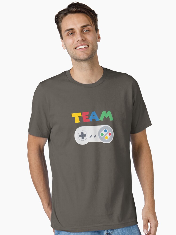 Aperçu 2 sur 7. T-shirt essentiel avec l'œuvre Team SNES créée et vendue par M1D33L.