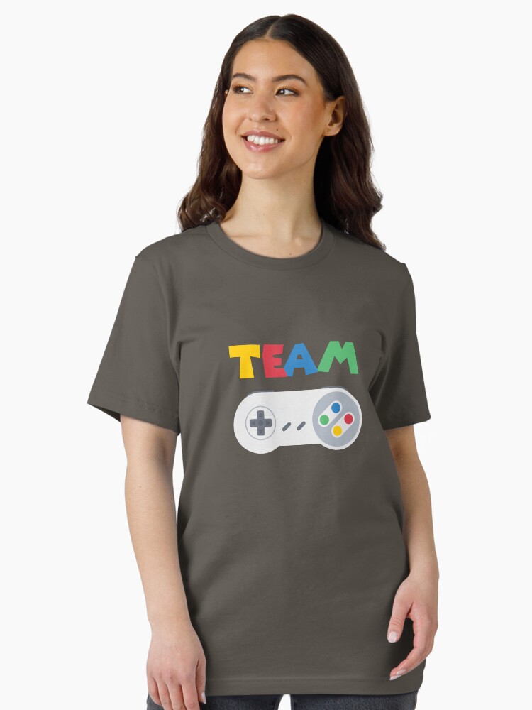 Aperçu 1 sur 7. T-shirt essentiel avec l'œuvre Team SNES créée et vendue par M1D33L.
