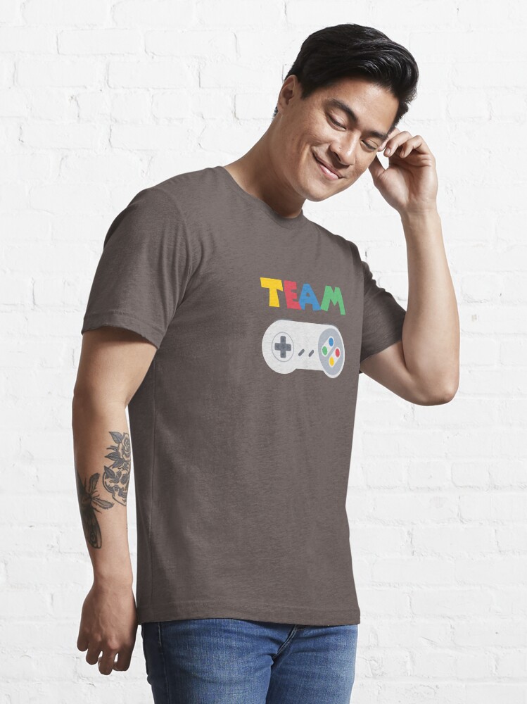 Aperçu 3 sur 7. T-shirt essentiel avec l'œuvre Team SNES créée et vendue par M1D33L.