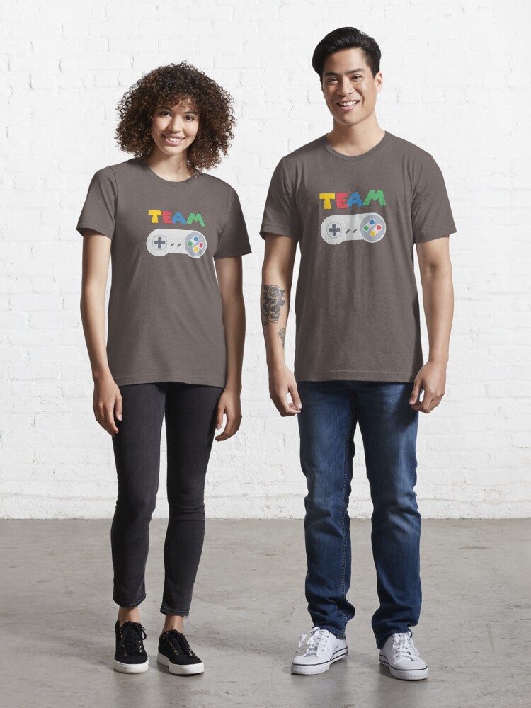 Aperçu 1 sur 7. T-shirt essentiel avec l'œuvre Team SNES créée et vendue par M1D33L.
