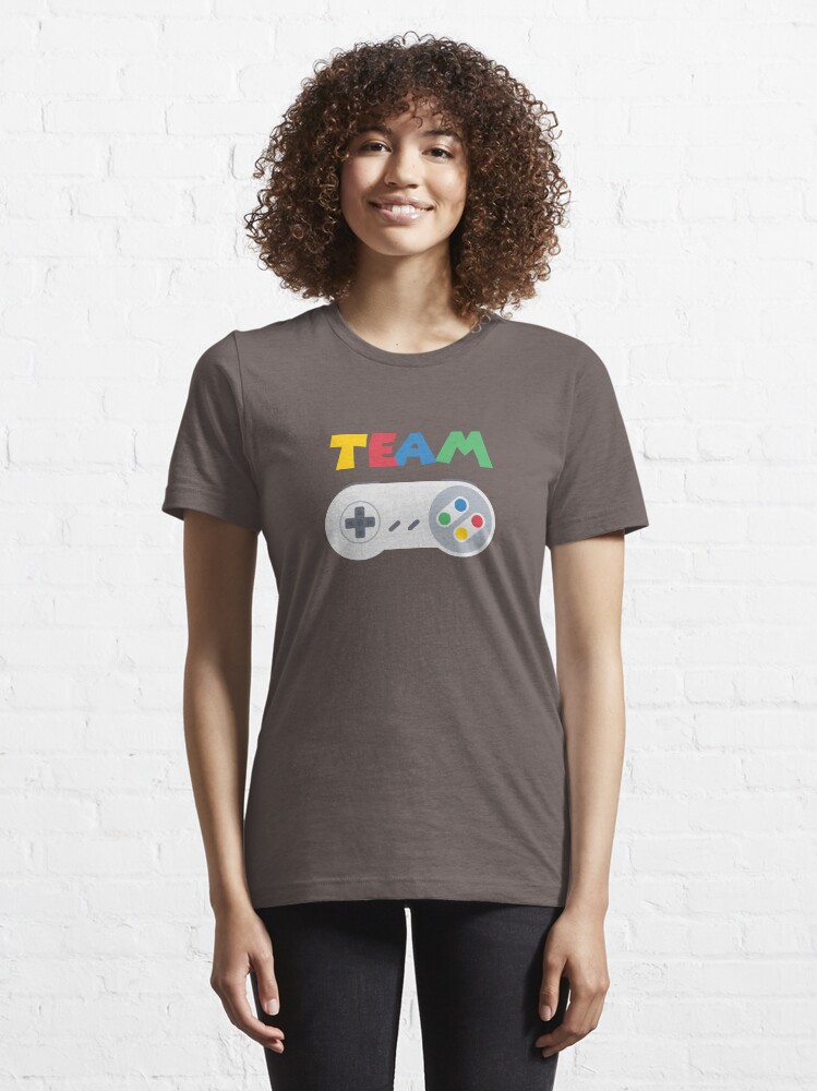 Aperçu 6 sur 7. T-shirt essentiel avec l'œuvre Team SNES créée et vendue par M1D33L.